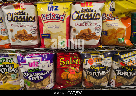 Un display di marca Utz potato chips sono visti in un supermercato a New York Foto Stock