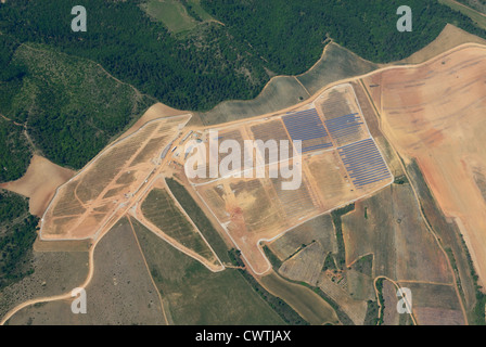 Vista aerea di energia solare stazione in costruzione (nord), Les Mees, Alpes de Haute Provence, Francia Foto Stock