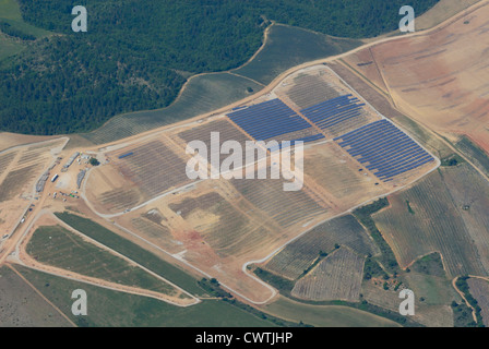 Vista aerea di energia solare stazione in costruzione (nord), Les Mees, Alpes de Haute Provence, Francia Foto Stock