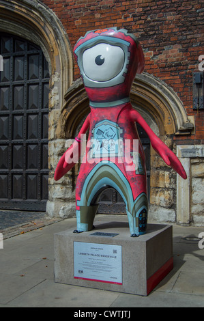 Madeville, Londra 2012 Mascotte olimpica al di fuori di Lambeth Palace Foto Stock