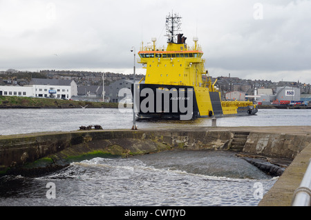 Il Vichingo Balder lasciando il porto di Aberdeen Aprile 2012 Foto Stock