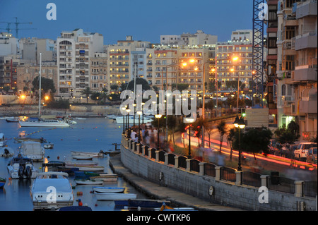 St Julians Malta inizio serata i flussi di traffico intorno al porto. Foto Stock