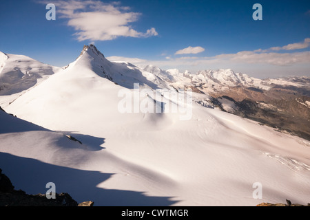 Guardando attraverso il vertice di Rimpfischhorn dalla cresta Feechopf. Saas Fee svizzera. Foto Stock