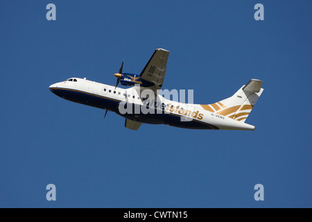 Isole blu ATR 42 G-ZEBS togliere all'Aeroporto di Manchester Foto Stock
