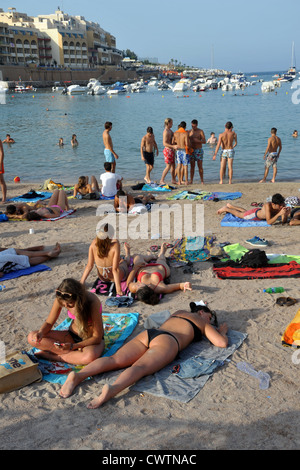 La spiaggia di St Georges Bay vicino a St Julians Malta Foto Stock