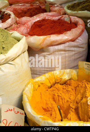 Le spezie per la vendita su un mercato in stallo in Sousse Medina, Tunisia, Nord Africa Foto Stock