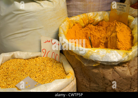 Le spezie per la vendita su un mercato in stallo in Sousse Medina, Tunisia, Nord Africa Foto Stock