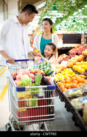 Famiglia shopping nel supermercato Foto Stock