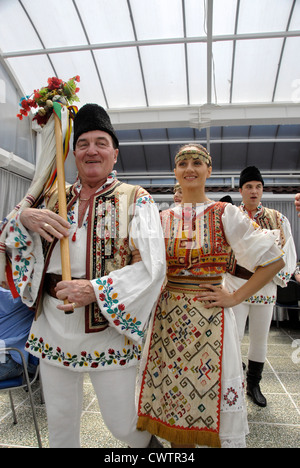 Spettacolo folcloristico presso il ristorante Pescarus in Bucarest, Romania Foto Stock