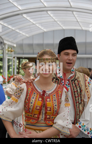 Spettacolo folcloristico presso il ristorante Pescarus in Bucarest, Romania Foto Stock