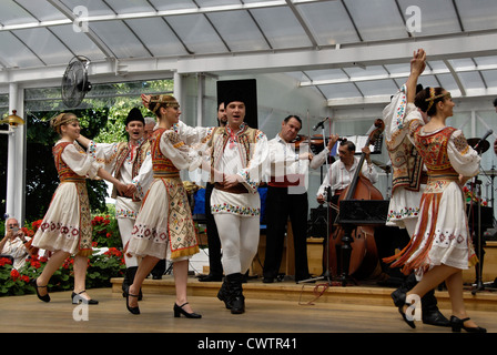 Spettacolo folcloristico presso il ristorante Pescarus in Bucarest, Romania Foto Stock