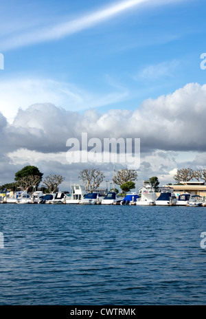 Puffy nuvole passare il puntatore del mouse su yacht e barche nel porto di Huntington Foto Stock