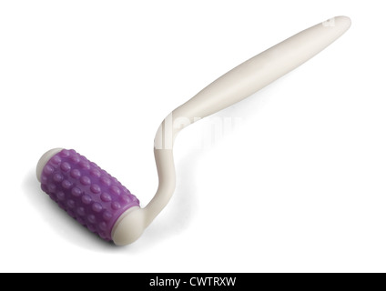 In plastica di piccole dimensioni rullo massaggiante isolato su bianco Foto Stock