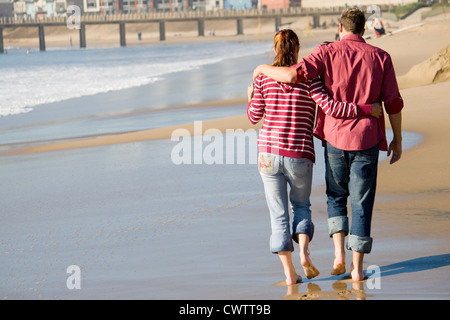 Coppia giovane camminando sulla spiaggia Foto Stock