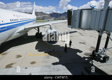 Un Air China A330-200 arriva a Lhasa, in Tibet, 2006, dopo aver completato un volo inaugurale. Foto Stock