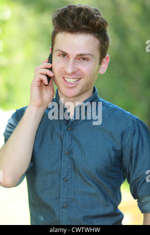 Ritratto di giovane capelli rossi Uomo con telefono Foto Stock