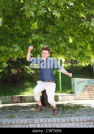 Jumping e felice con i capelli rossi uomo russo Foto Stock