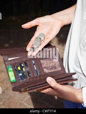 Donna che mantiene in borsa Foto Stock