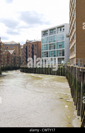 Ingresso nel fiume Tamigi a Saint Salvatori Dock a Southwark. Vicino al Tower Bridge. Londra. In Inghilterra. Con la bassa marea. Foto Stock