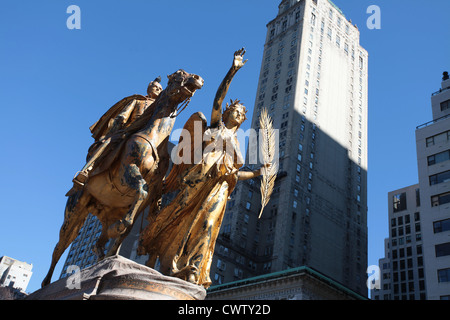 Statua equestre di fronte dei grattacieli di New York City, Stati Uniti d'America Foto Stock