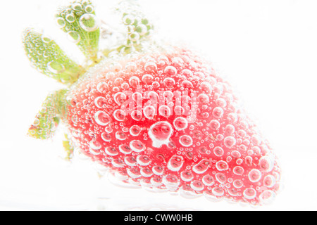 Fragola in acqua frizzante Foto Stock