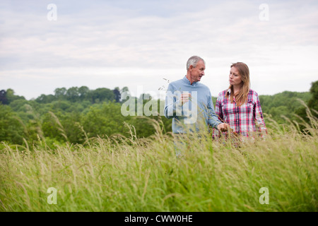 Padre e figlia in erba alta Foto Stock