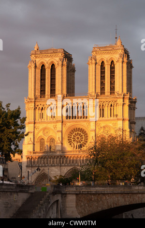 Gli ultimi raggi del sole catture l edificio della Cattedrale di Notre Dame a Parigi. Foto Stock