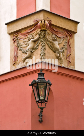 Lampada a gas e bassorilievo all'angolo della casa in via Vejvodova nella città vecchia, Praga, Repubblica Ceca Foto Stock