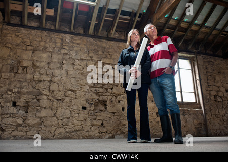 Padre e figlia esaminando edificio Foto Stock