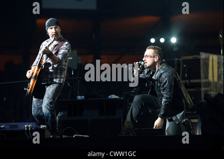 Il bordo e Bono di eseguire durante la U2 360° Tour Foto Stock