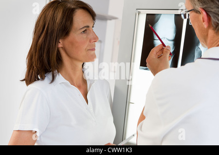 Medico e infermiere esaminando i raggi x Foto Stock