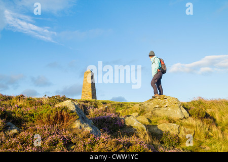 Escursionista femmina vicino a Captain Cook monumento su Easby Moor vicino grande Ayton, North York Moors National Park, England, Regno Unito Foto Stock