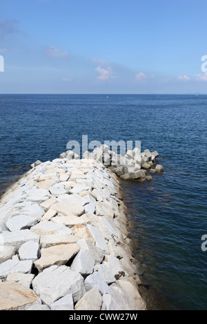 Scogliera di pietra per la protezione costiera Foto Stock