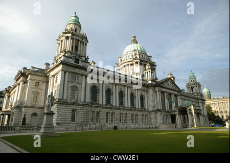 Belfast City Hall con segno paraolimpiadi sopra al centro entrata principale Foto Stock