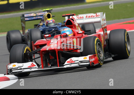 Fernando Alonso (Ferrari) conduce Mark Webber (Red Bull Racing) azione, il Gran Premio di Gran Bretagna a Silverstone nel Regno Unito. Formula Uno, F1 Foto Stock