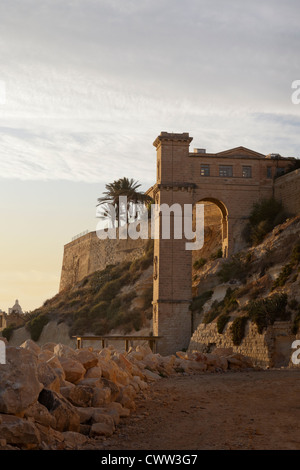 Sollevare nella torre da Waters Edge a ex Bighi Naval Hospital di Kalkara Creek, isola di Malta, Mare Mediterraneo Foto Stock