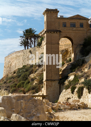 Sollevare nella torre da Waters Edge a ex Bighi Naval Hospital di Kalkara Creek, isola di Malta, Mare Mediterraneo Foto Stock