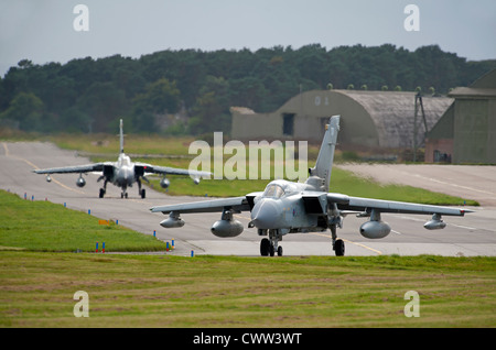 Panavia GR4 Tornados a RAF Lossiemouth, murene. Grampian Regione Scozia. SCO 8353. Foto Stock