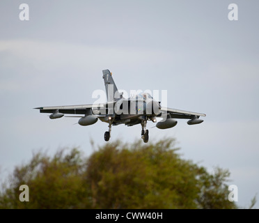 Panavia GR4 Tornado in arrivo a terra alla RAF Lossiemouth in Grampian regione. SCO 8356 Foto Stock