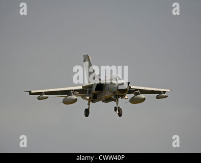RAF Panavia Gr4 Tornado sull approccio finale alla casa base a Lossiemouth, murene, Grampian regione. SCO 8355 Foto Stock
