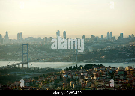Türkei, Istanbul, Büyük Camlica, Parkanlage auf einem Hügel mit Blick über die 1. Bosporus-Brücke auf die Stadt. Foto Stock