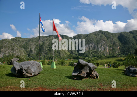 Mural de la Prehistoria, Vive La Aventura, Valle de Vinales, Valle de Vieales Valley, Pinar del Rio, Cuba Foto Stock