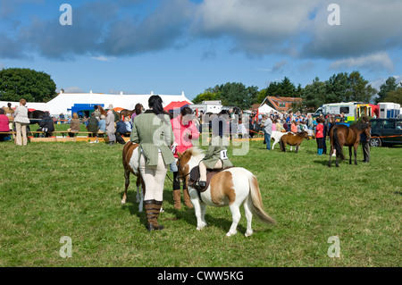 Giovane pilota che cavalca sul pony delle Shetland in estate Egton Show North York Moors National Park North Yorkshire Inghilterra Regno Unito Gran Bretagna Foto Stock