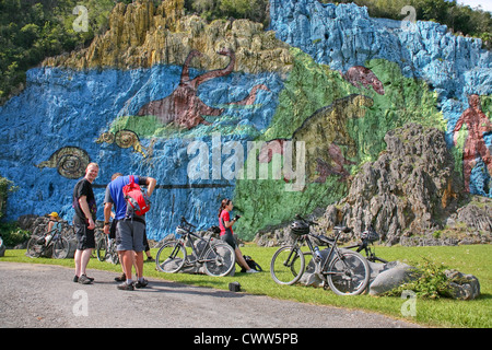 Mural de la Prehistoria, Vive La Aventura, Valle de Vinales, Valle de Vieales Valley, Pinar del Rio, Cuba Foto Stock