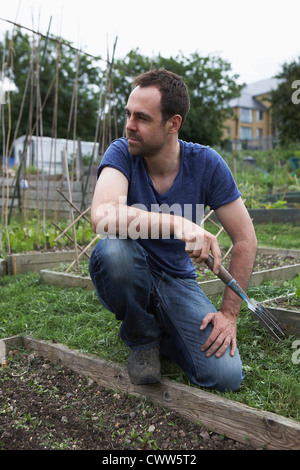 Uomo che lavora in allotment Foto Stock