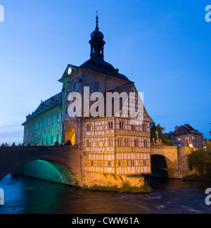 Municipio della Città Vecchia o Altes Rathaus in serata a Bamberg Baviera Germania Foto Stock