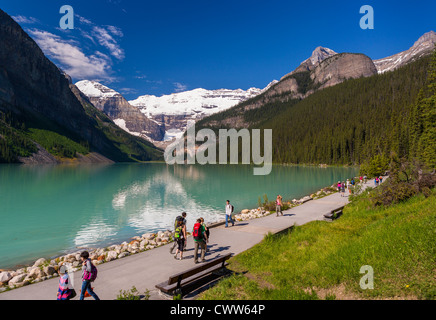 ALBERTA, CANADA - i turisti sul percorso presso il Lago Louise, un lago glaciale nel Parco Nazionale di Banff. Foto Stock