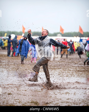 Musica Danza della ventola nel fango al palco principale durante T nel Parco Festival presso Balado su luglio 8, 2012 in Kinross Foto Stock