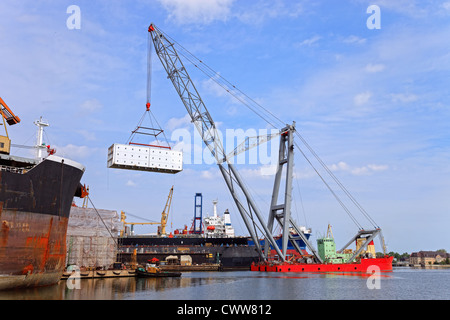 Il sollevamento di carichi pesanti floating crane nave durante il funzionamento. Foto Stock