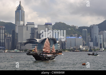 Giunca Cinese barca con lo skyline di Hong Kong in background (Hong Kong (Cina) Foto Stock